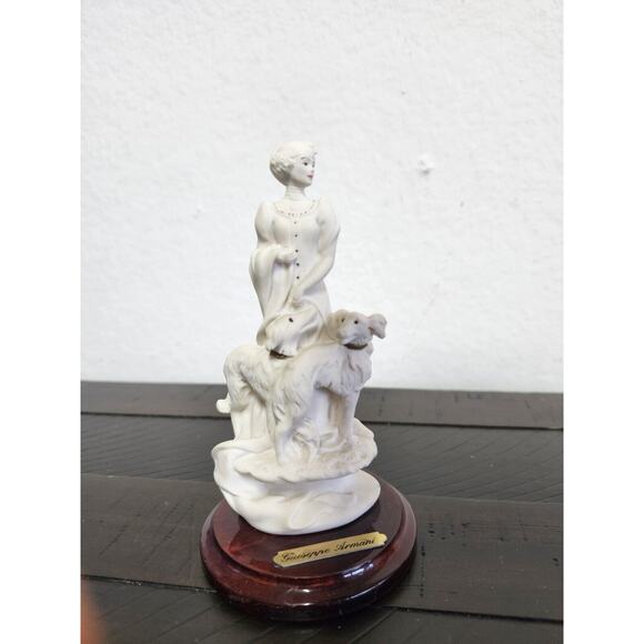 1993 Giuseppi Armani Figurine Woman with Dogs Wooden Base Signed Made in Italy5" - Picture 1 of 9
